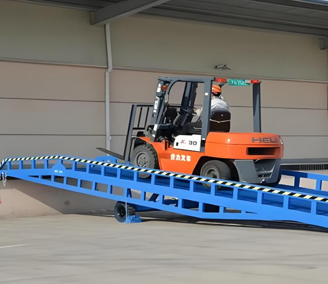 伊通移动式卸货平台（叉车用）
